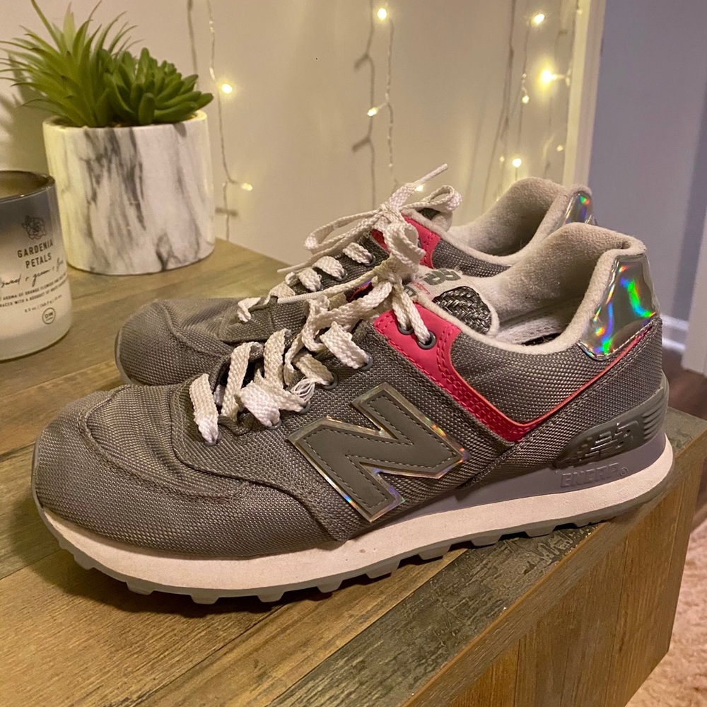 WOMENS NEW BALANCES 574 GRAY AND PINK